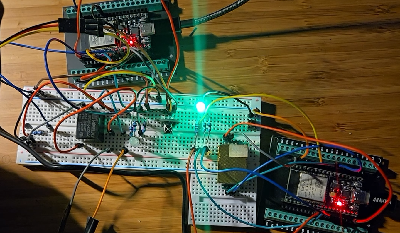 Los dos dispositivos ESP32 de ECO2: el sensor de CO2 y el riego automático